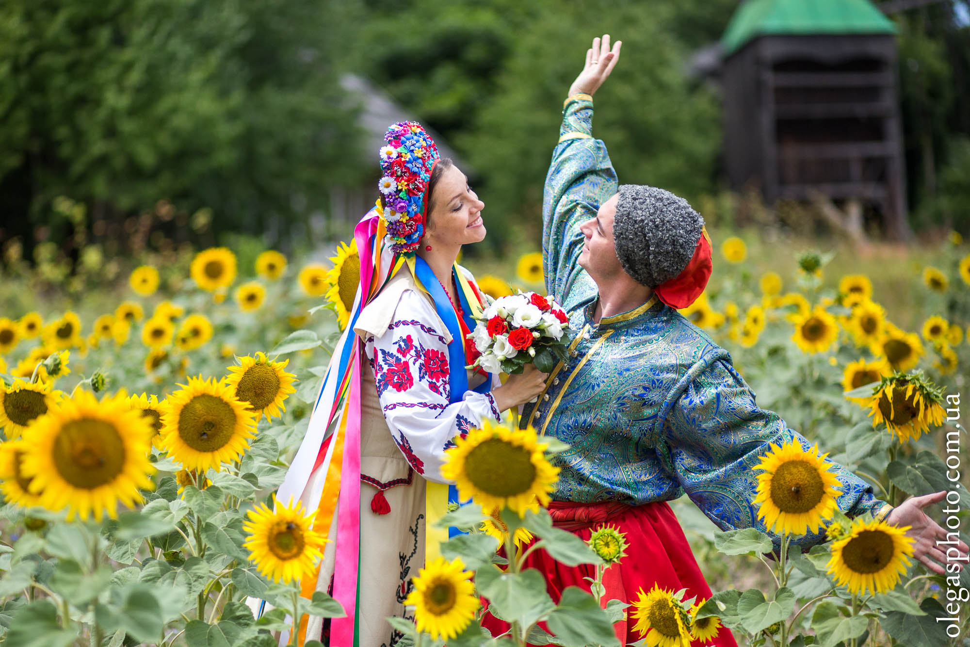Фото на украинском. Украинская тематика. Украинская пара в национальных костюмах. Украинский колорит. Картины украинские традиции.